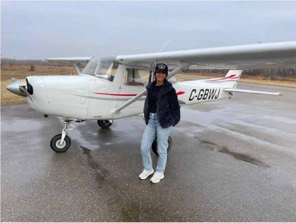 米涂配资 加拿大两架飞机空中相撞飞行员双双身亡，目击者称听到巨大爆炸声，现场冒起黑烟