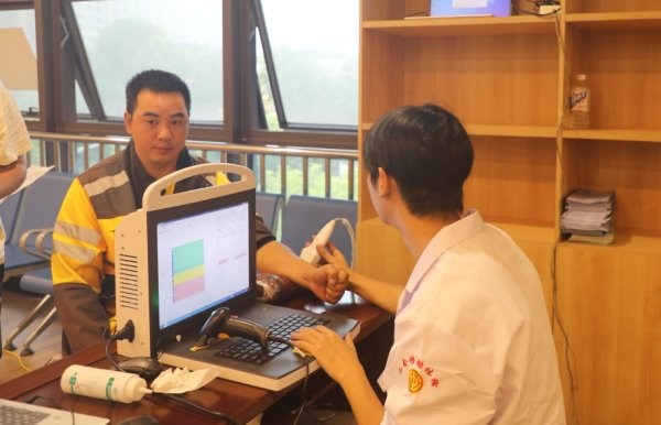 河南配资网 重庆荣昌区500余名新就业形态劳动者收到“健康礼包”